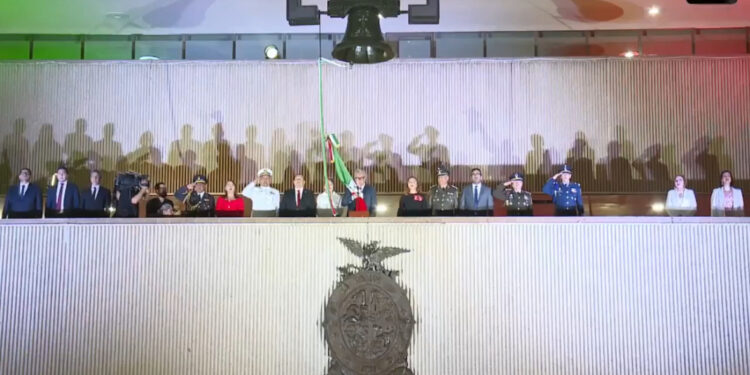 ¡Viva Sinaloa! dice Rocha al dar el Grito de Independencia en Palacio de Gobierno