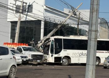 Transporte urbano derriba 2 postes de la CFE y luego choca contra un camión repartidor de gas