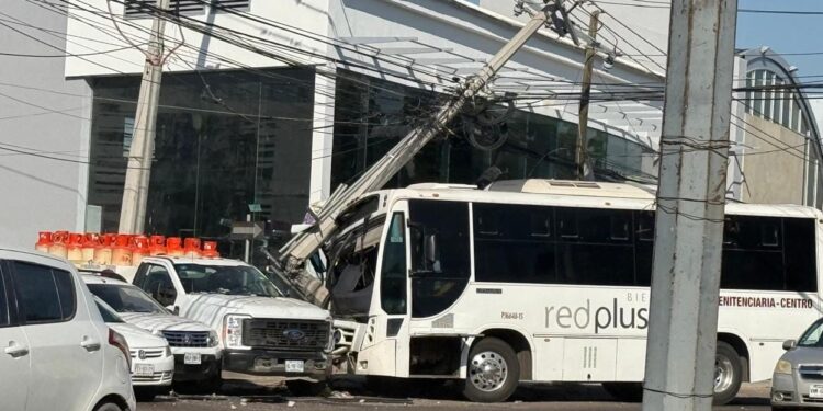 Transporte urbano derriba 2 postes de la CFE y luego choca contra un camión repartidor de gas