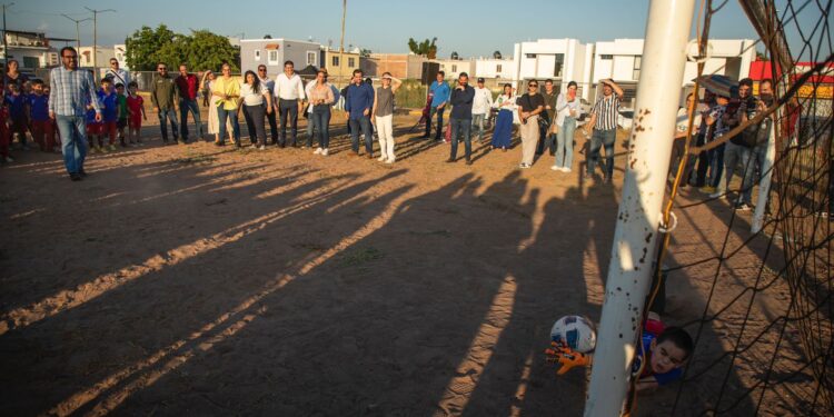 Juan de Dios Gámez inicia construcción de una cancha de pasto sintético en Villas del Cedro