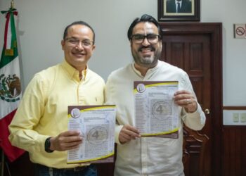Juan de Dios Gámez recibe pliego petitorio del STASAC