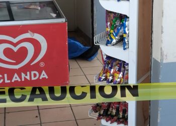 Asesinan a balazos a un hombre en un expendio de la Renato Vega