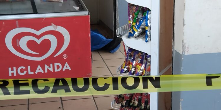 Asesinan a balazos a un hombre en un expendio de la Renato Vega