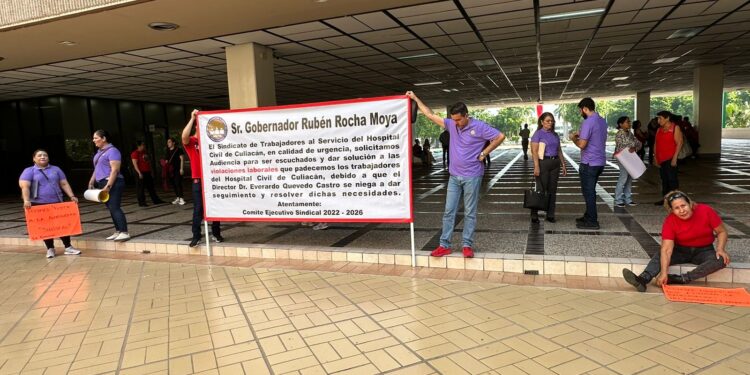 Trabajadores sindicalizados del Hospital Civil se manifiestan en Palacio de Gobierno