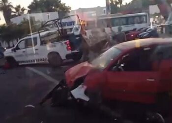 Chocan automóvil y patrulla de la Guardia Nacional