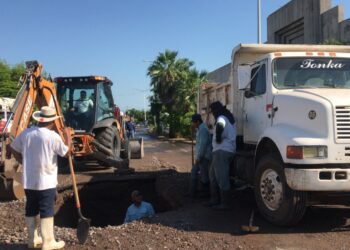 Cortan servicio de agua en 20 colonias por reparación de fuga en la avenida Revolución