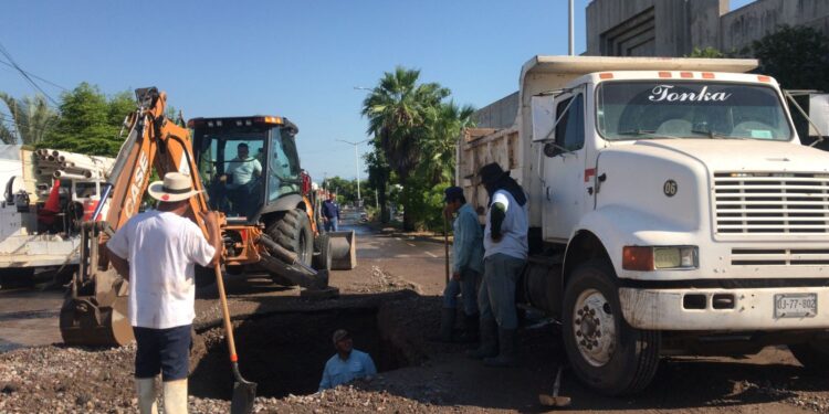 Cortan servicio de agua en 20 colonias por reparación de fuga en la avenida Revolución