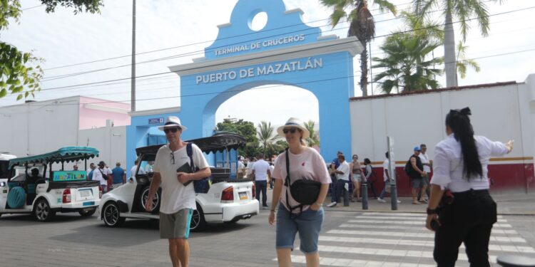 Llegan dos cruceros turísticos a Mazatlán con casi 6 mil visitantes