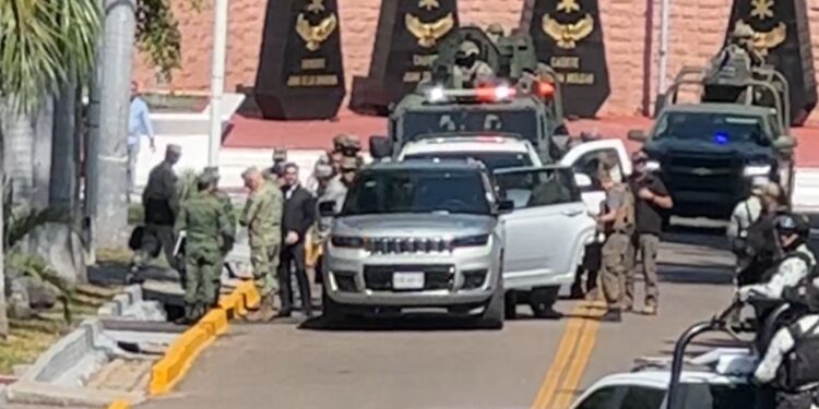 Omar García Harfuch llega a la Novena Zona Militar en Culiacán
