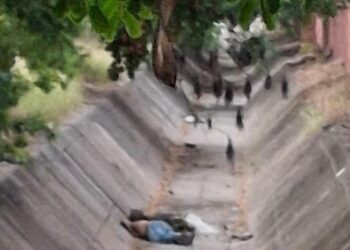 Hallan a un hombre sin vida en el dren pluvial de los Laureles Pinos