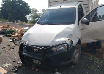 Se vuelca camioneta cargada de frutas y legumbres sobre el libramiento Benito Juárez