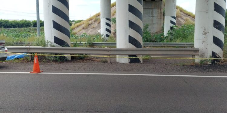Localizan a un hombre asesinado a balazos en la carretera Culiacán-Eldorado