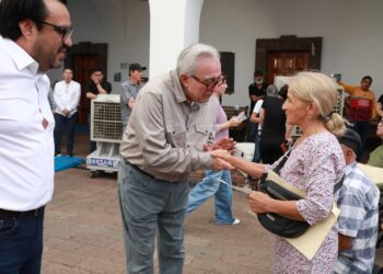 Rocha Moya hace entrega de cheques del Programa de Apoyo Económico Emergente a comerciantes de Culiacán