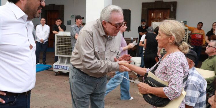 Rocha Moya hace entrega de cheques del Programa de Apoyo Económico Emergente a comerciantes de Culiacán