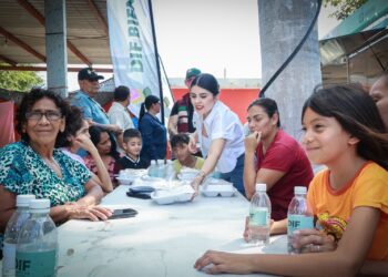 Alajibua de DIF Culiacán lleva alimento caliente a vecinos de Bachigualato