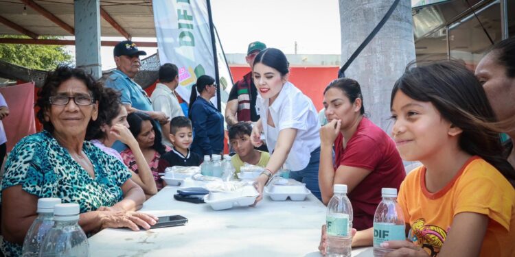 Alajibua de DIF Culiacán lleva alimento caliente a vecinos de Bachigualato