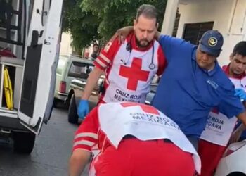 Chocan automóvil y motocicleta en la Guadalupe; un joven resulta lesionado