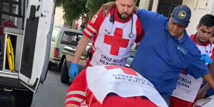 Chocan automóvil y motocicleta en la Guadalupe; un joven resulta lesionado