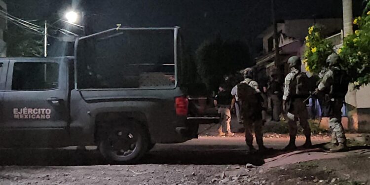 Intento despojo de camioneta de funcionario público termina enfrentamiento a balazos en Riberas del Humaya