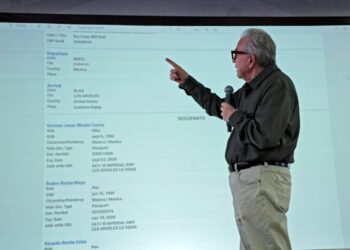 Rocha muestra bitácora que confirma estar en EUA y no en reunión de “El Mayo” y Cuén; señala a tres periodistas de campaña de mentiras en su contra