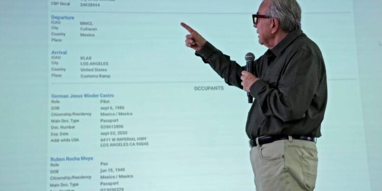 Rocha muestra bitácora que confirma estar en EUA y no en reunión de “El Mayo” y Cuén; señala a tres periodistas de campaña de mentiras en su contra