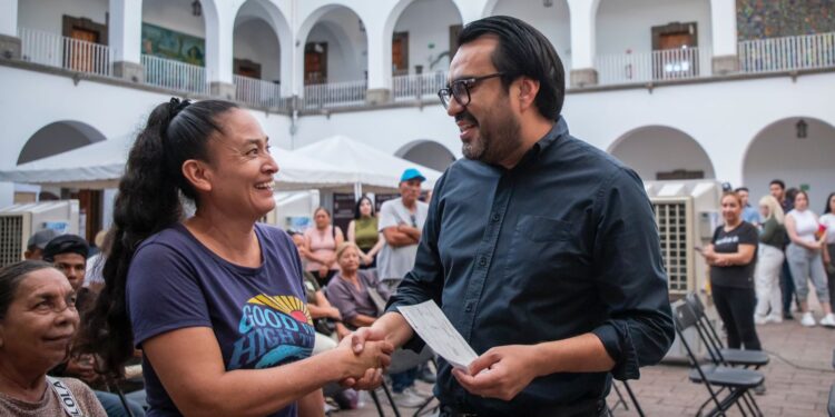 Juan de Dios Gámez continúa entregando cheques del Programa de Apoyo Económico Emergente