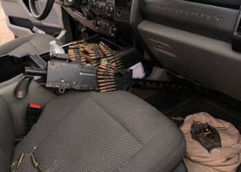 Aseguran una camioneta y un arma larga en su interior