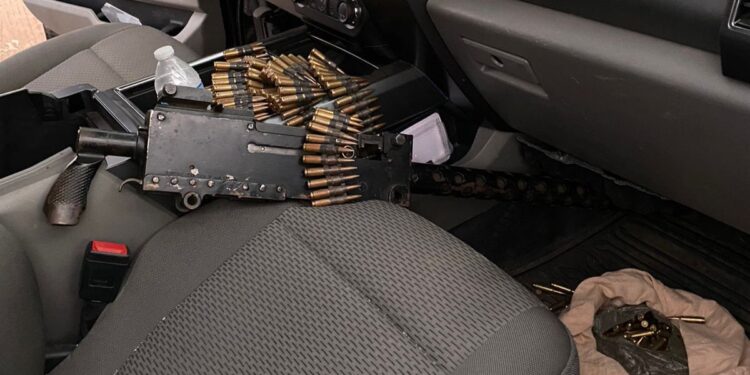 Aseguran una camioneta y un arma larga en su interior