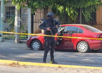 Hallan a un hombre asesinado a balazos en un automóvil en Pradera Dorada