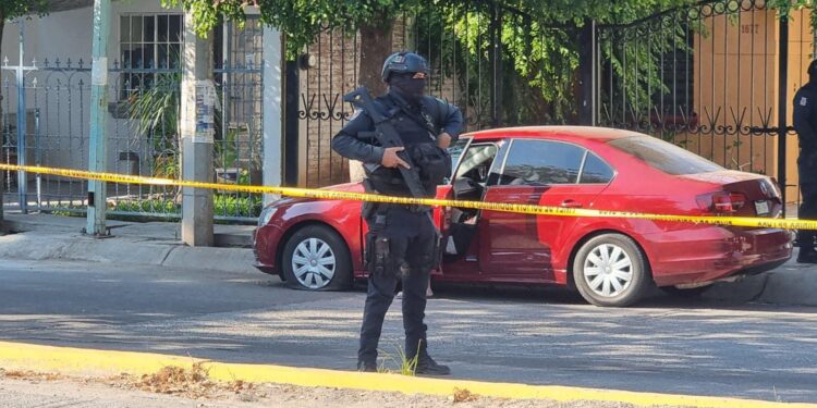 Hallan a un hombre asesinado a balazos en un automóvil en Pradera Dorada