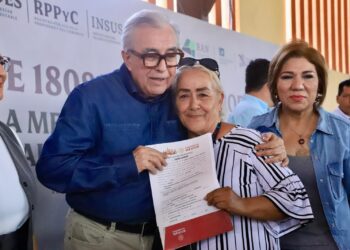 Rocha entrega 2 mil 864 títulos de propiedad en los municipios de Choix y El Fuerte