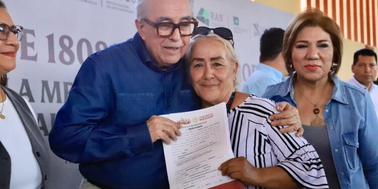 Rocha entrega 2 mil 864 títulos de propiedad en los municipios de Choix y El Fuerte