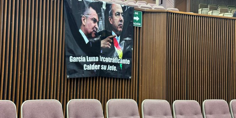No me molesta, luego podría poner una contra morenistas: Lideresa del PAN ante colocación de lona contra García Luna y Calderón en Congreso