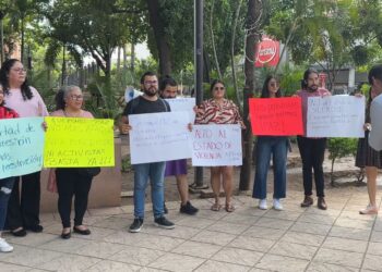 Periodistas se manifiestan contra ataque al periódico El Debate; solicitan a FGE cambiar línea de investigación