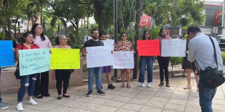 Periodistas se manifiestan contra ataque al periódico El Debate; solicitan a FGE cambiar línea de investigación