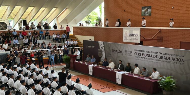 Se gradúan 221 elementos de la Unipol