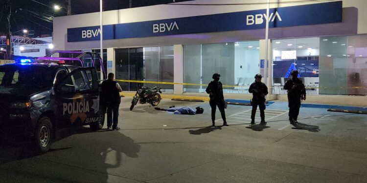 Matan a balazos a joven motociclista en el Mercado de Abastos