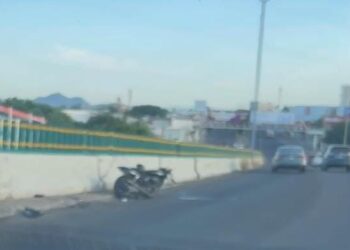 Motociclista cae desde lo alto del puente a desnivel del bulevar Emiliano Zapata