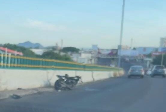 Motociclista cae desde lo alto del puente a desnivel del bulevar Emiliano Zapata