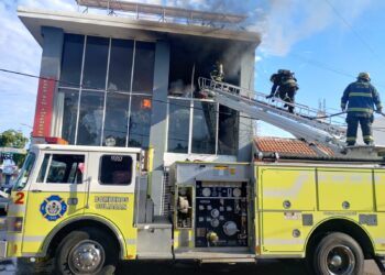 Se incendia empresa de decoración en Las Quintas
