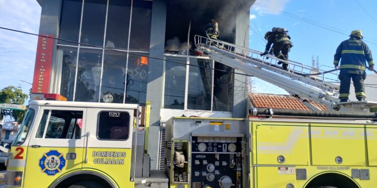 Se incendia empresa de decoración en Las Quintas