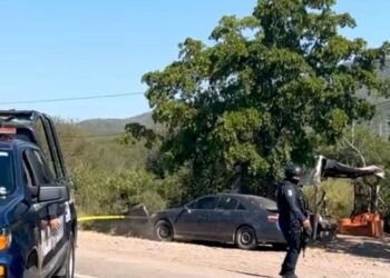 Hallan a dos hombres asesinados en el interior de un automóvil abandonado al sur de Culiacán