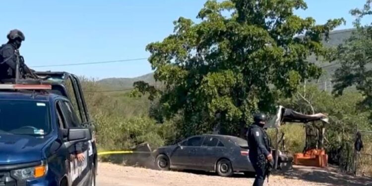 Hallan a dos hombres asesinados en el interior de un automóvil abandonado al sur de Culiacán