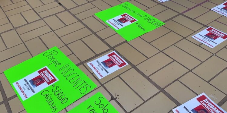 Familia de repartidor de El Debate “levantado” protestan en Palacio de Gobierno