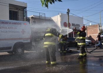 Se incendia comercio de uniformes en la Miguel Alemán