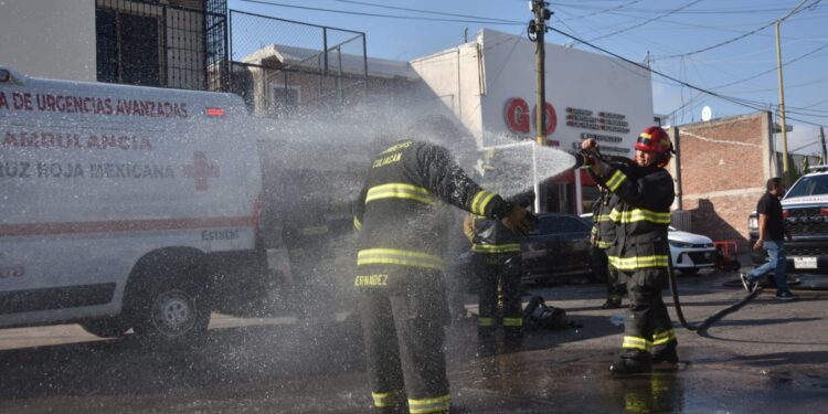 Se incendia comercio de uniformes en la Miguel Alemán