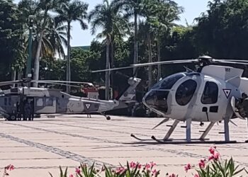 Con dos helicópteros, inicia instalación de exposición militar en Palacio de Gobierno