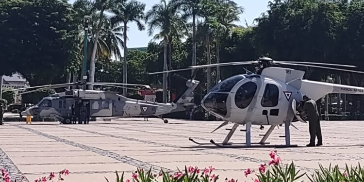 Con dos helicópteros, inicia instalación de exposición militar en Palacio de Gobierno
