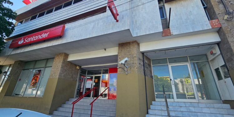 Roció gasolina en las cajas para asaltar un banco