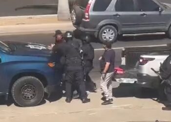Por insultar a los policias, fue  motivo de la detención de los 2 hombres que se viralizaron en redes sociales